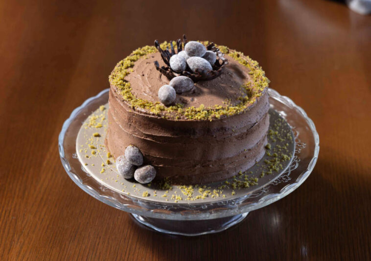 Πασχαλινή τούρτα σοκολάτας με pistachio
