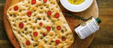Φοκάτσια με ελαιόλαδο, ντοματίνια και παρμεζάνα