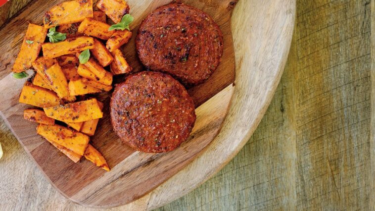 Vegan μπιφτέκια στο φούρνο με καρότα και γλυκοπατάτες