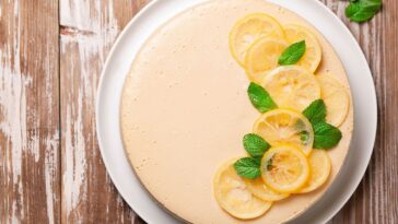 Vegan «τσίζκεϊκ» λεμόνι με χαρουπόμελο