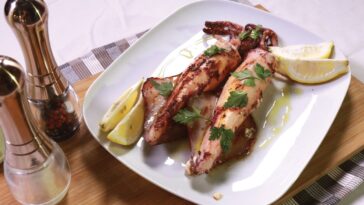 Καλαμαράκια στη σχάρα με φέτα