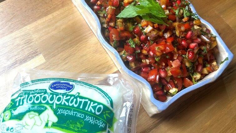 Πολύχρωμη σαλάτα με ντοματίνια, ρόδι και χαλλούμι