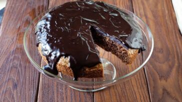 Vegan κέικ µε καρύδια και γλάσo σοκολάτας