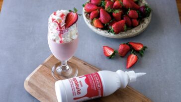 Milkshake με παγωτό, σαντιγί και σιρόπι φράουλας