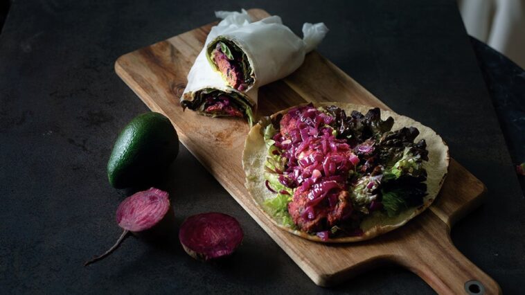 Μπιφτέκια με παντζάρι σε wraps