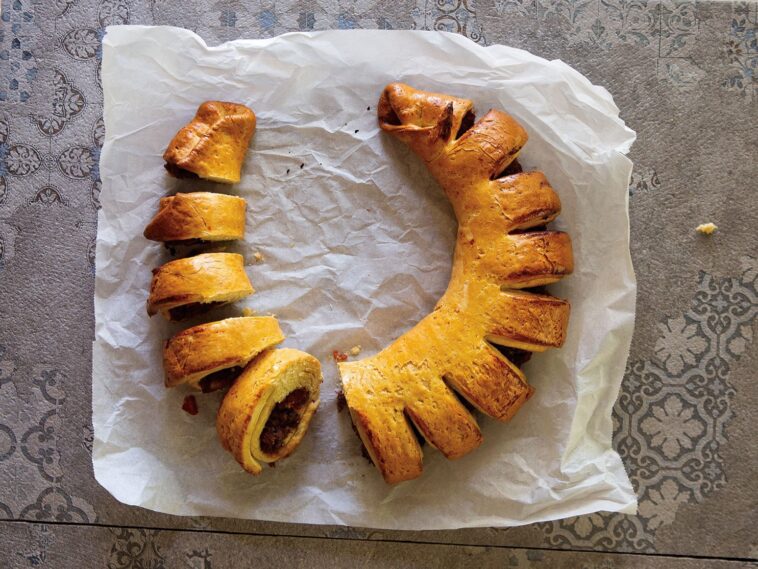 Πίτα με παραδοσιακά λουκάνικα και chutney ντομάτας