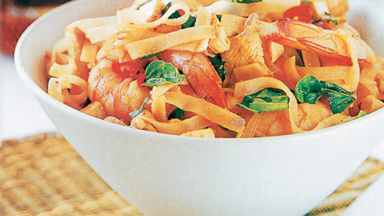 Pad Thai με κοτόπουλο και γαρίδες