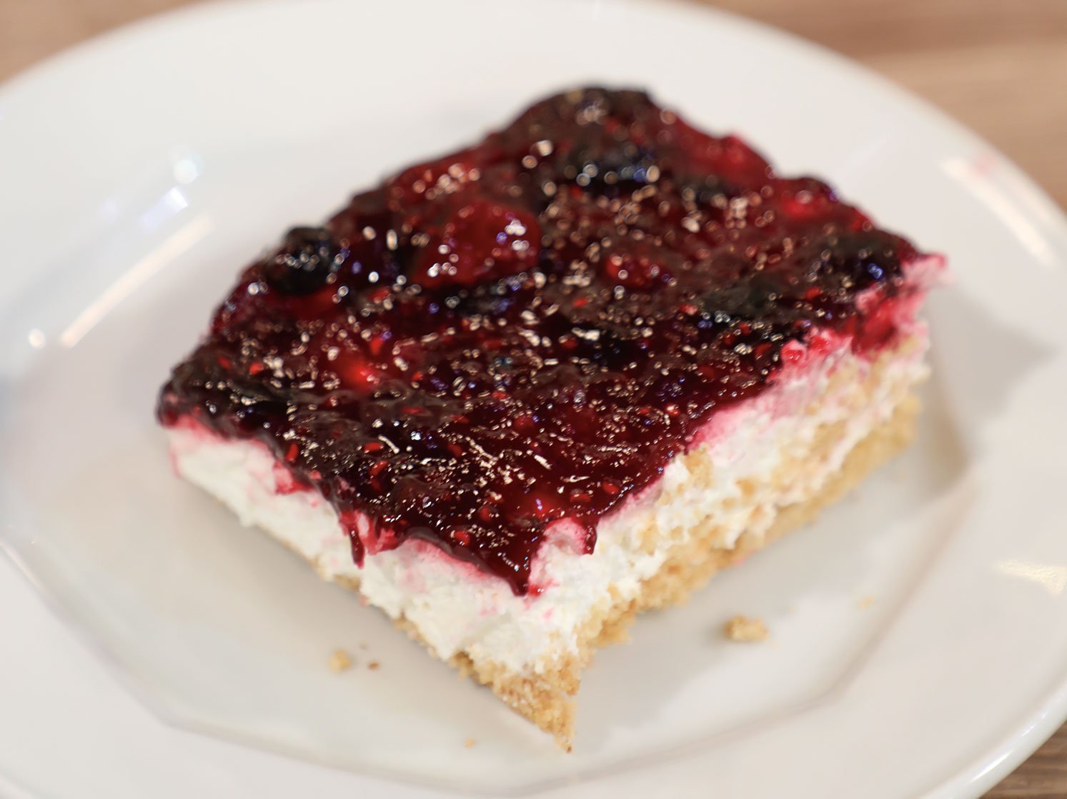 Cheesecake με σάλτσα κόκκινων φρούτων