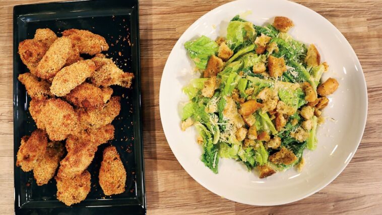 Φτερούγες πανέ στο φούρνο με Caesar salad