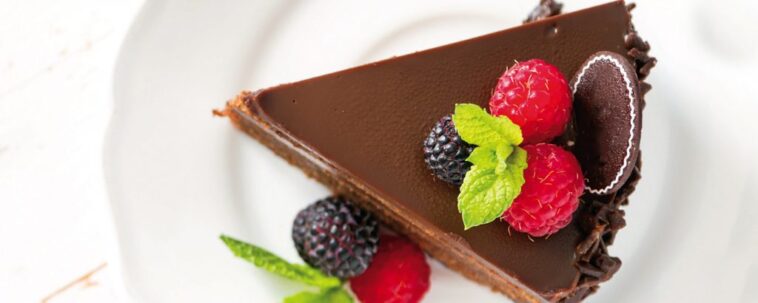 Σοκολατένιο cheesecake με φρέσκα βατόμουρα