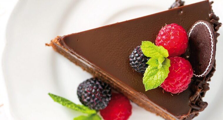 Σοκολατένιο cheesecake με φρέσκα βατόμουρα