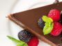 Σοκολατένιο cheesecake με φρέσκα βατόμουρα