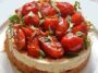 Αλμυρό cheesecake με γλασαρισμένα ντοματίνια και βασιλικό