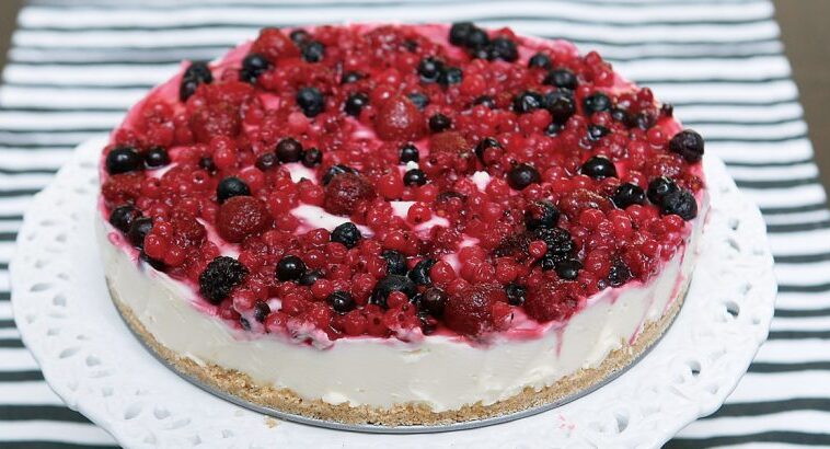 Cheesecake µε λευκή σοκολάτα και φρούτα του δάσους