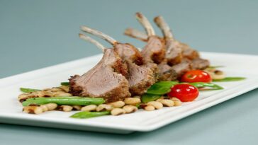 Παϊδάκια με κρούστα θυμαριού και λουβιά με φασολάκια