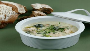 Παχύρρευστη σούπα chowder με κοτόπουλο