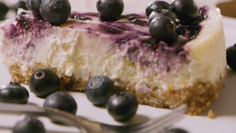 Cheesecake με μύρτιλα και λευκή σοκολάτα και με κρεμώδες τυρί