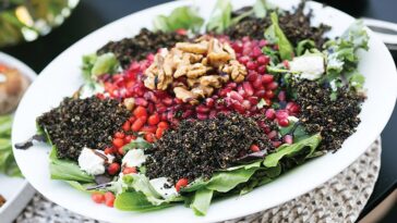 Σαλάτα με super foods και κόκκινη κινόα