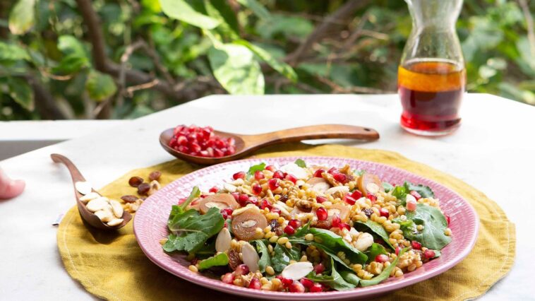 Superfood σαλάτα µε σιτάρι και ξηρούς καρπούς
